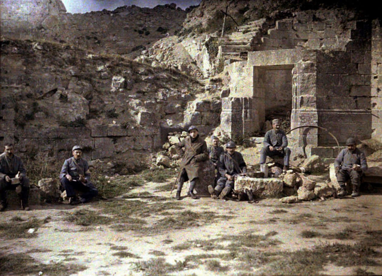 Francuscy żołnierze jedzący obiad, Coucy-le-Chateau-Auffrique, Aisne, Francja, 1917 (autochrome) autorstwa Fernand Cuville