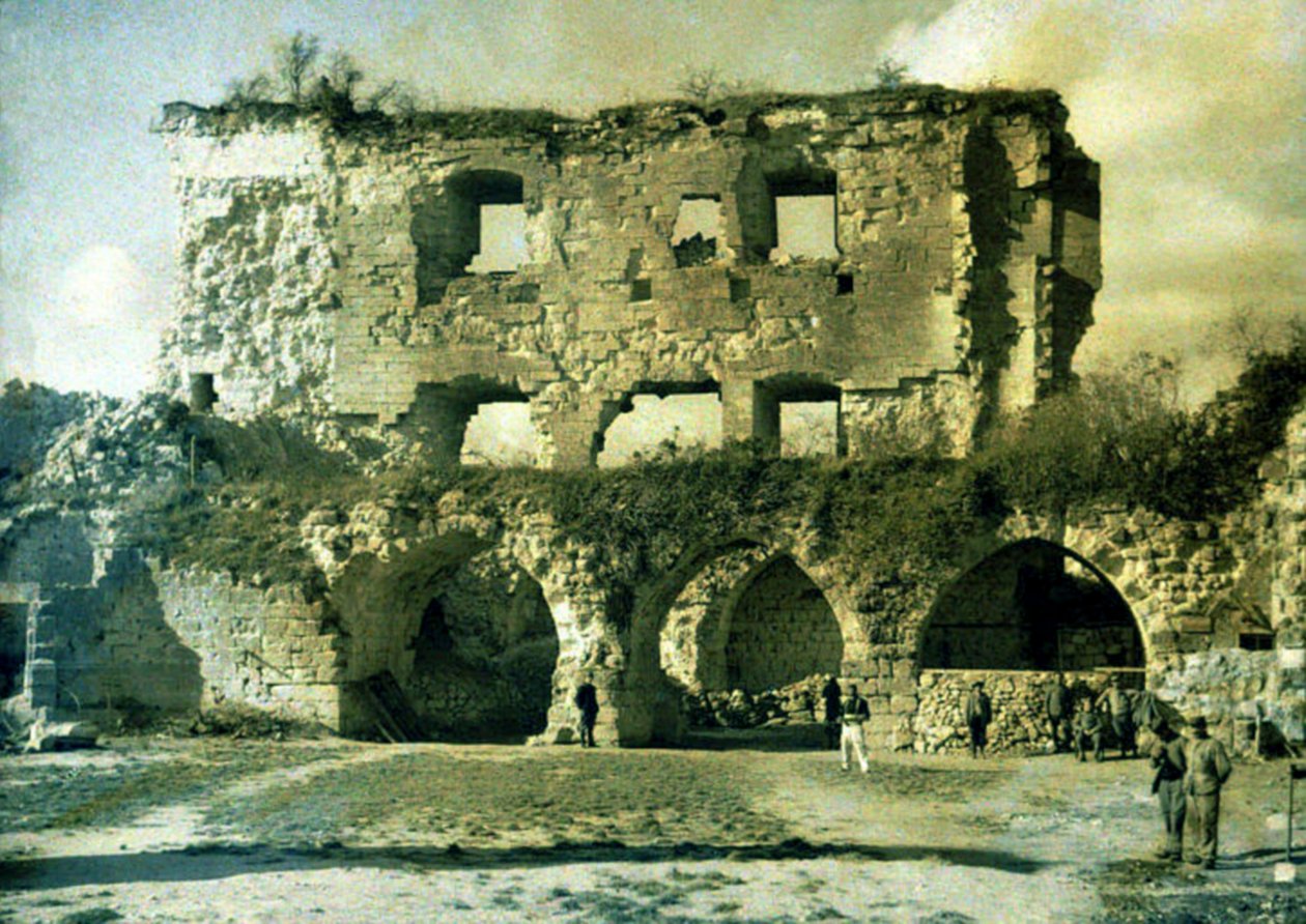 Żołnierze francuscy na dziedzińcu mocno zniszczonego zamku wysadzonego w powietrze przez żołnierzy niemieckich w 1917, Coucy-le-Chateau-Afrique, Aisne, Francja, 1918 (autochrom) autorstwa Fernand Cuville
