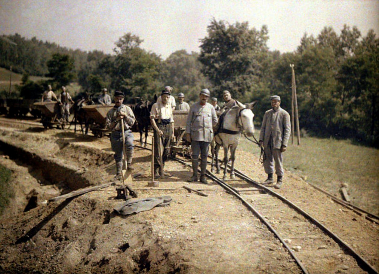 Francuscy żołnierze 11. Pułku Artylerii instalują tory pod kolejkę wąskotorową 600 mm, Soissons, Aisne, Francja, 1917 (autochrome) autorstwa Fernand Cuville