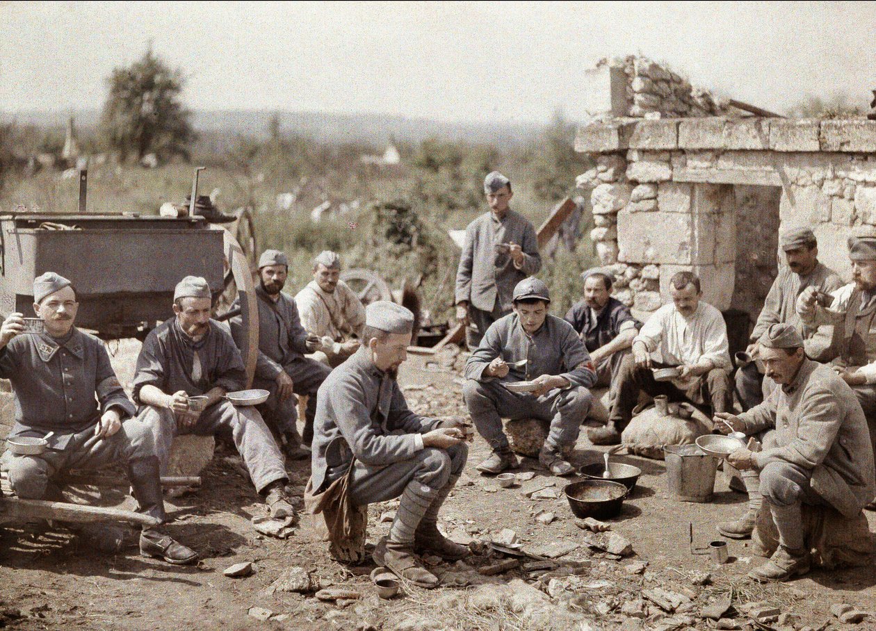 Francuscy żołnierze 370. pułku piechoty jedzący zupę podczas bitwy nad Aisne, Francja, 1917 (autochrome) autorstwa Fernand Cuville