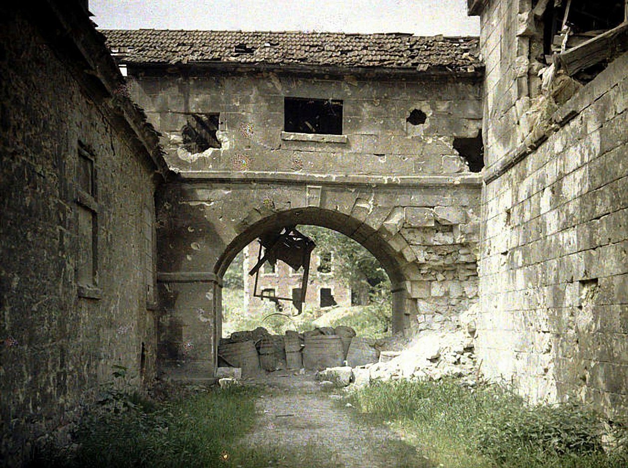 Fabryka szkła, Vauxrot, Cuffies, Aisne, Francja, 1917 (autochrom) autorstwa Fernand Cuville