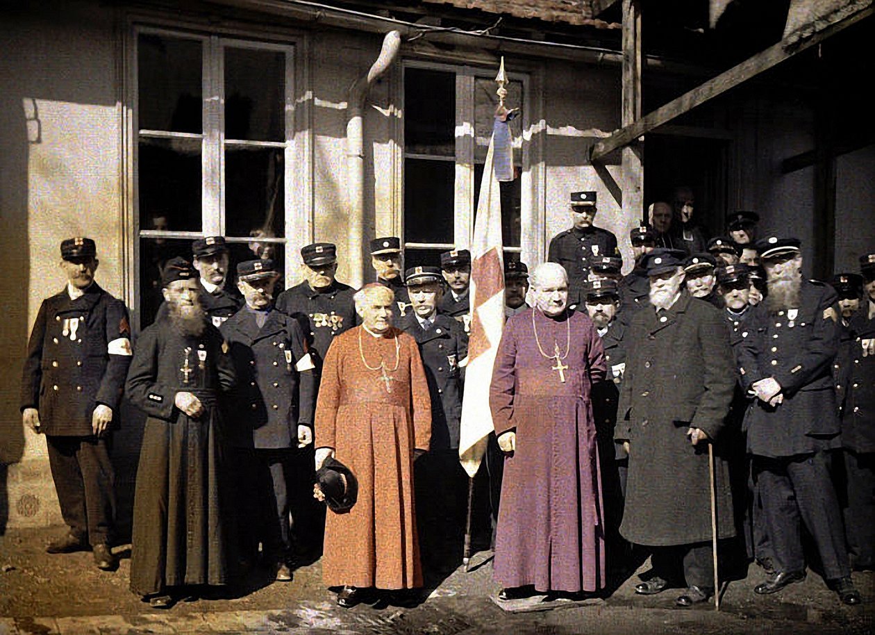 Portret grupowy członków Czerwonego Krzyża, Reims, Marne, Francja, 1917 (autochrom) autorstwa Fernand Cuville