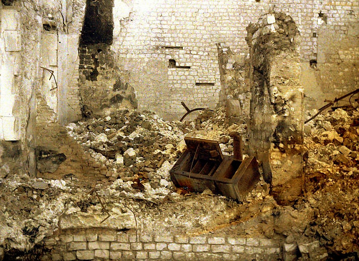Wnętrze zbombardowanego domu, Reims, Marne, Francja, 1917 (autochrom) autorstwa Fernand Cuville