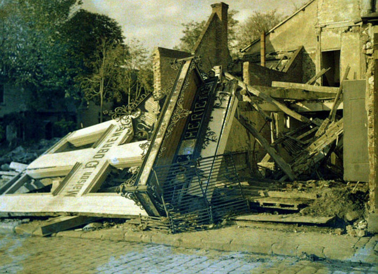 Maison Dobreme - ruiny budynku z Boucherie Dobreme, Roye, Somme, Francja, 17 marca 1917 (autochrome) autorstwa Fernand Cuville