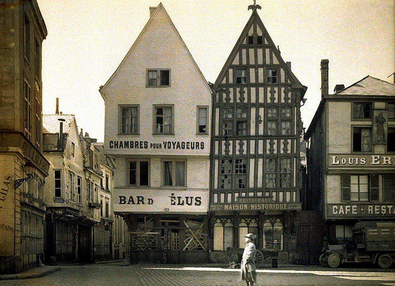 Stare domy na Place du Marche, Reims, Francja, 1917 (autochrome) autorstwa Fernand Cuville