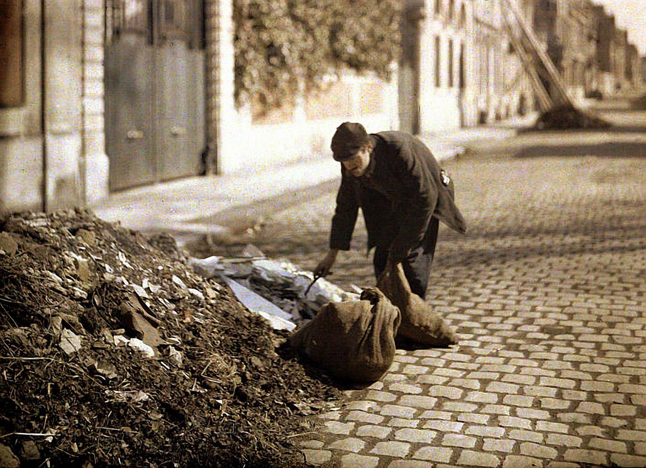 Szmaciarze poszukujący użytecznych przedmiotów ze stosu, Reims, Marne, Francja, 1917 (autochrome) autorstwa Fernand Cuville