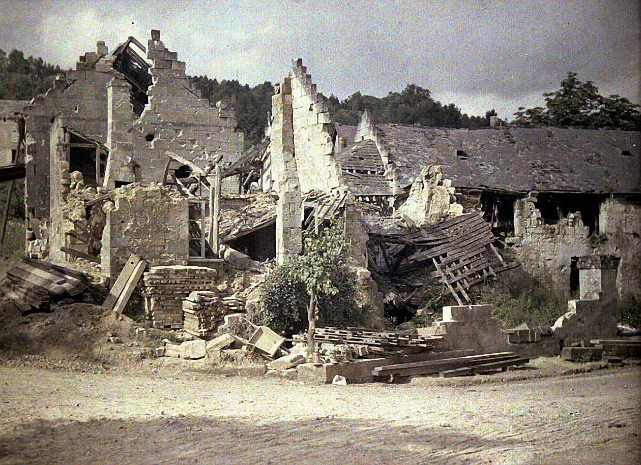 Zrujnowane domy, Pommiers, Aisne, Francja, 1917 (autochrom) autorstwa Fernand Cuville