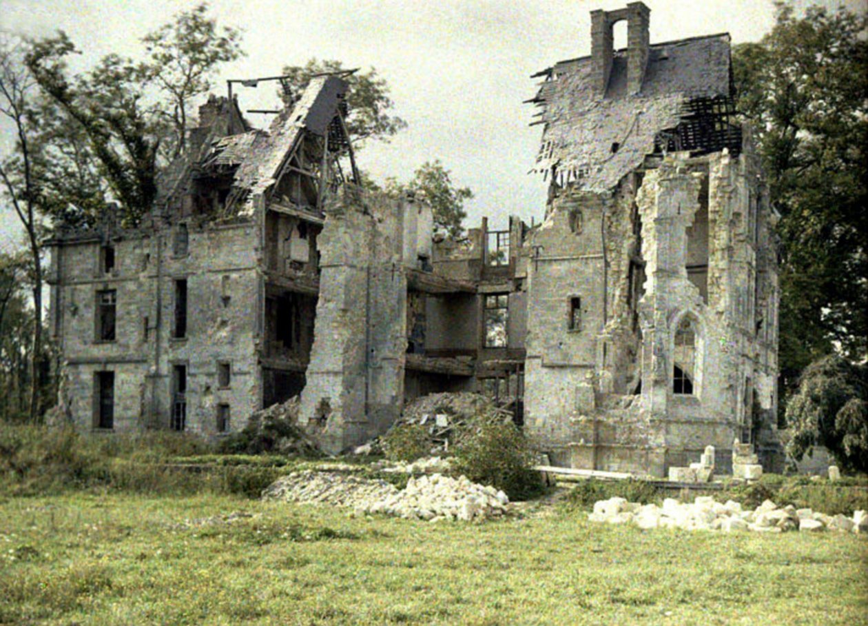 Ruiny zamku Plessis po wycofaniu się Niemców, Noyon, Oise, Francja, 1917 (autochrome) autorstwa Fernand Cuville