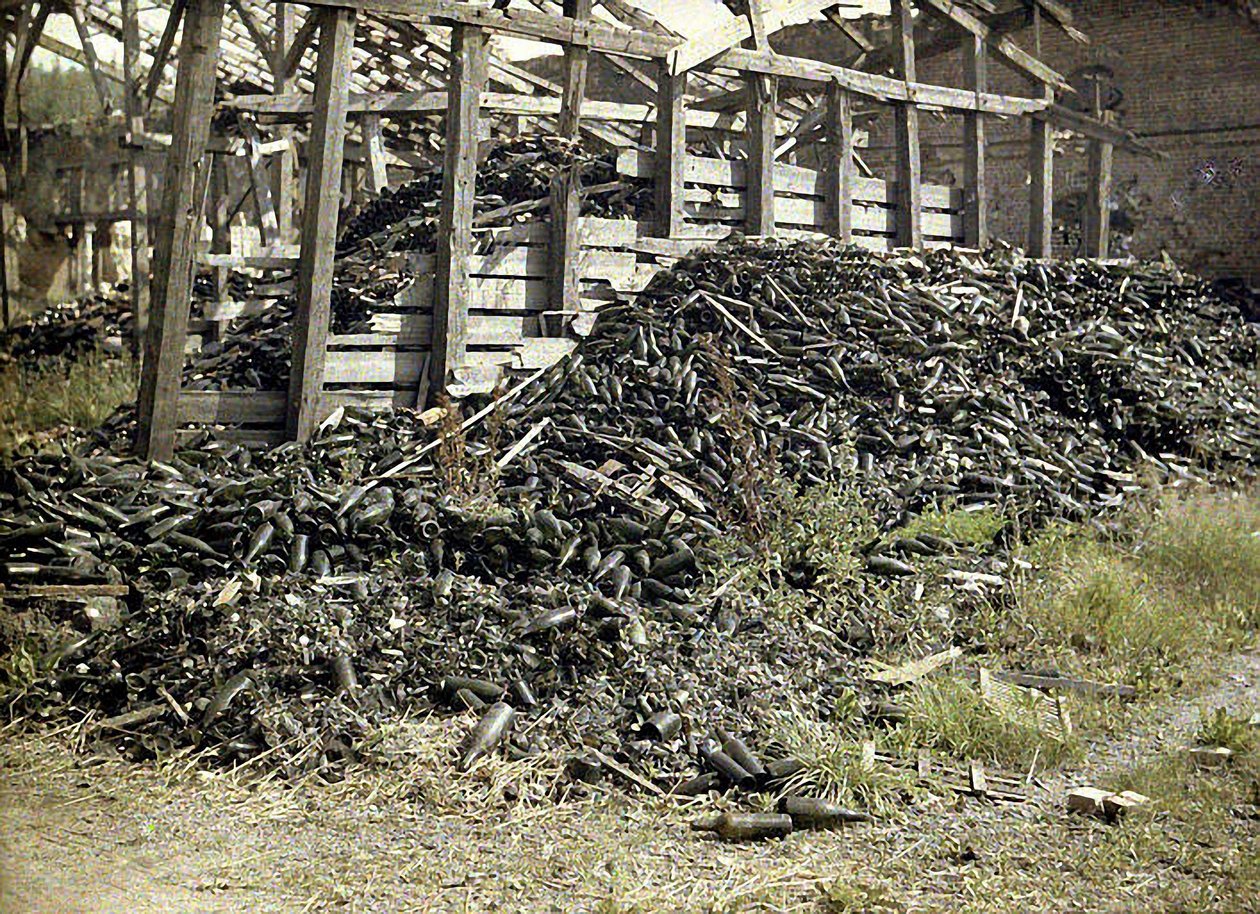 Ruiny mocno zniszczonej destylarni Vauxrot, Cuffies, Aisne, Francja, 1917 (autochrome) autorstwa Fernand Cuville