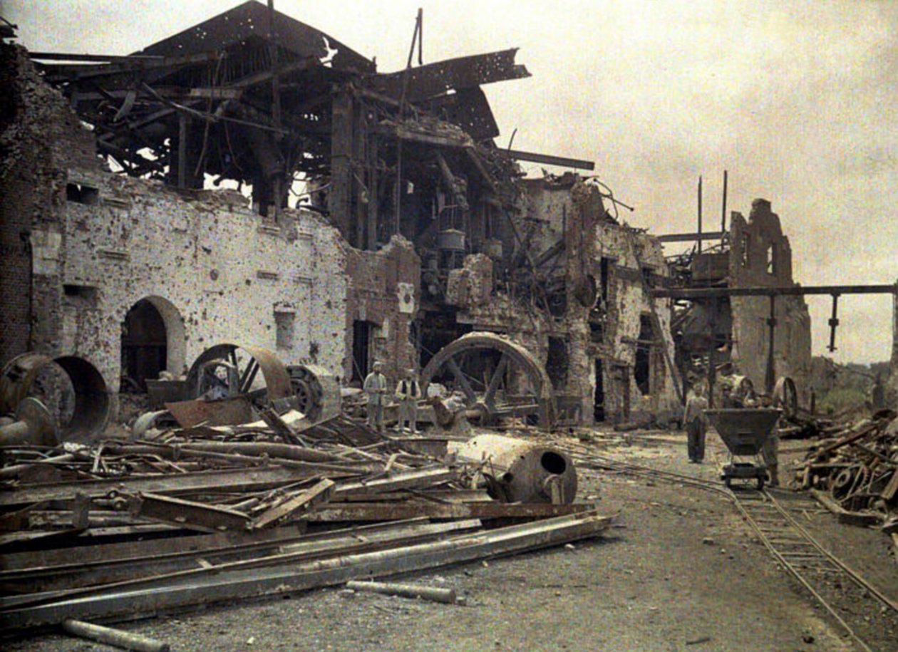 Ruiny mocno zniszczonej destylarni Vauxrot, Cuffies, Aisne, Francja, 1917 (autochrome) autorstwa Fernand Cuville