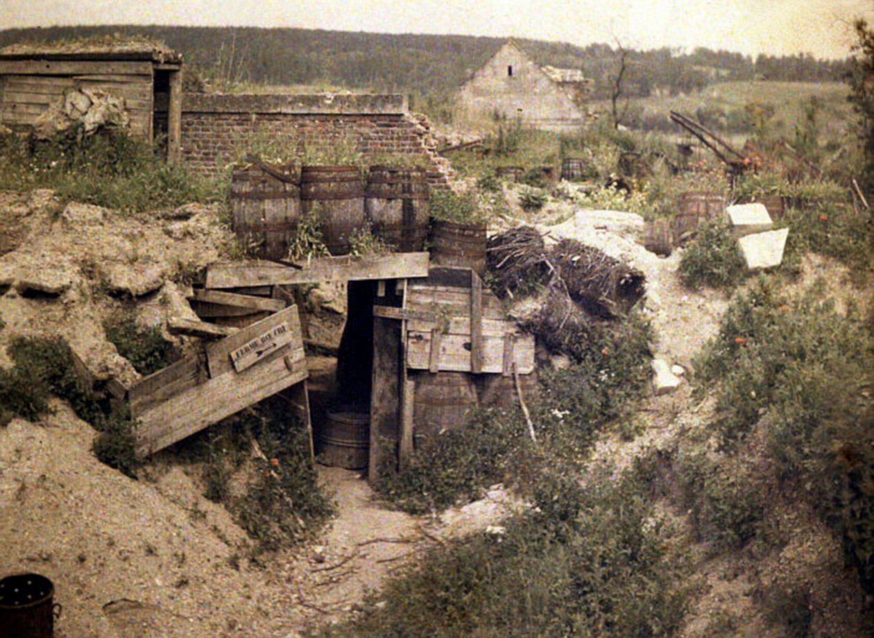 Schronisko na farmie Boevre, Soissons, Aisne, Francja, 1917 (autochrom) autorstwa Fernand Cuville