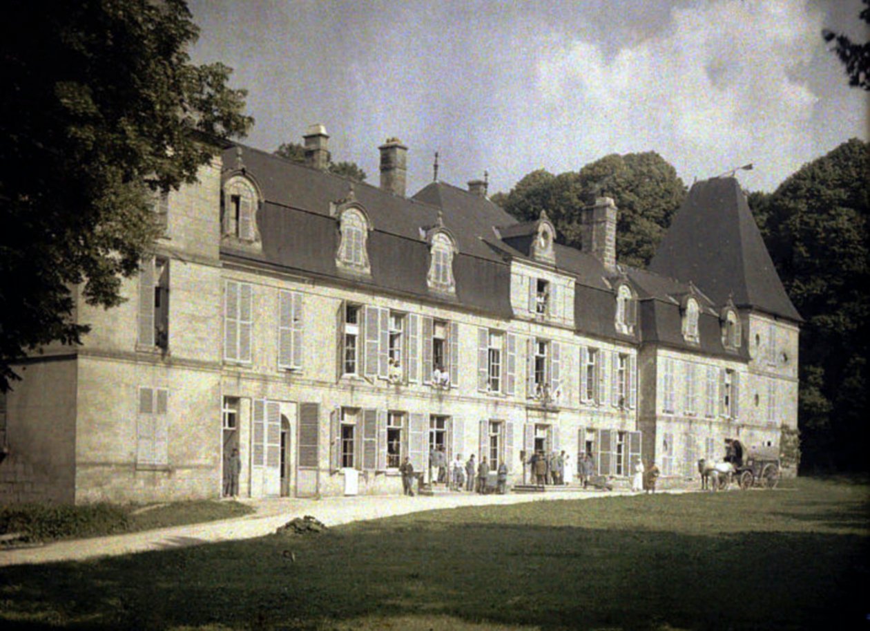 Żołnierze w zamku Vauxbuin, wykorzystywanym przez armię francuską jako szpital, Soissons, Aisne, Francja, 1917 (autochrom) autorstwa Fernand Cuville