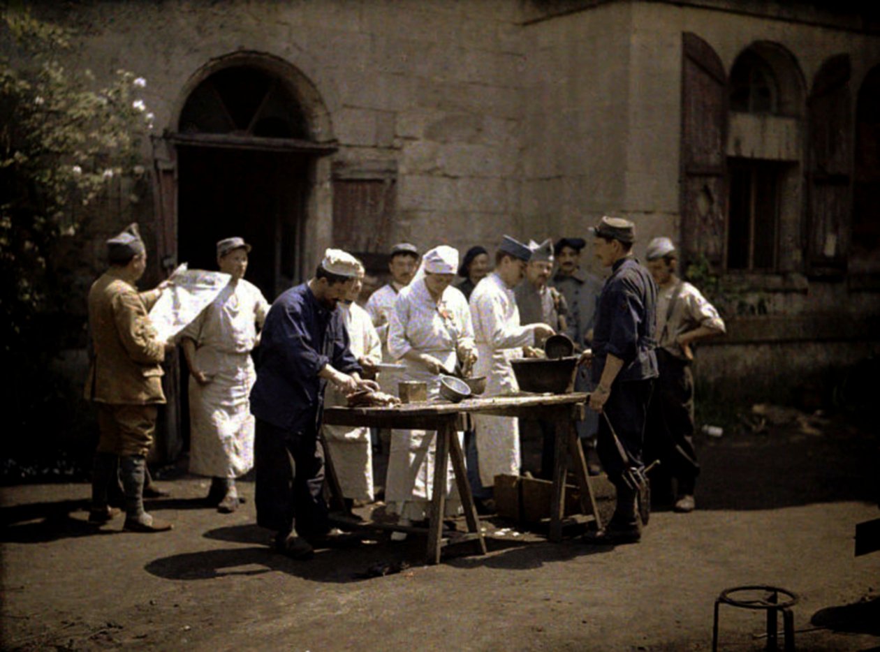 Żołnierze w Chateau Vauxbuin, używanym przez armię francuską jako szpital, Soissons, Aisne, Francja, 1917 (autochrome) autorstwa Fernand Cuville