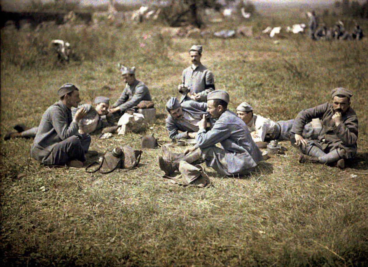 Żołnierze odpoczywający po posiłku, Aisne, Francja, 1917 (autochrom) autorstwa Fernand Cuville