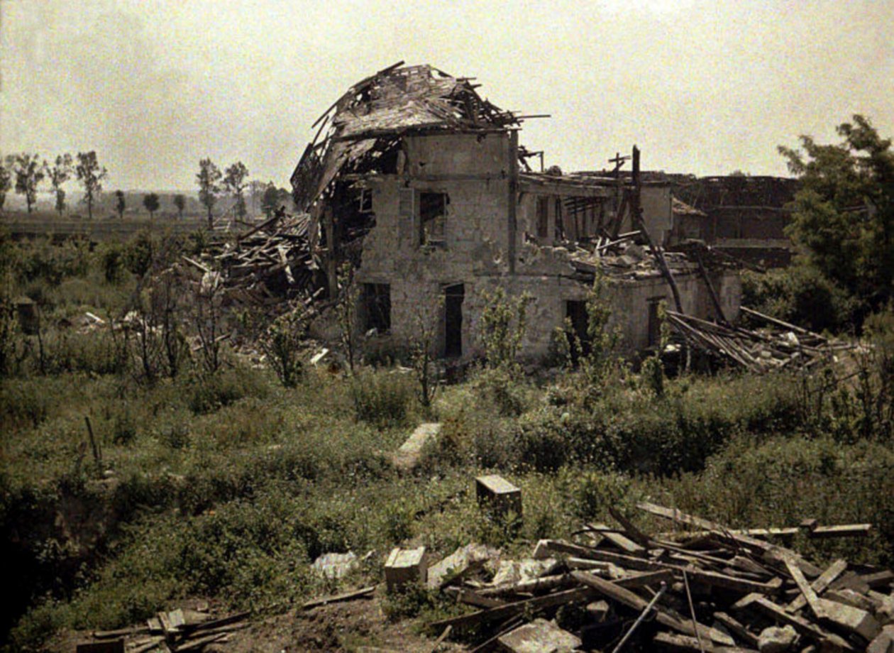 Budynek gospodarczy Boevre w ruinie, Soissons, Aisne, Francja, 1917 (autochrom) autorstwa Fernand Cuville