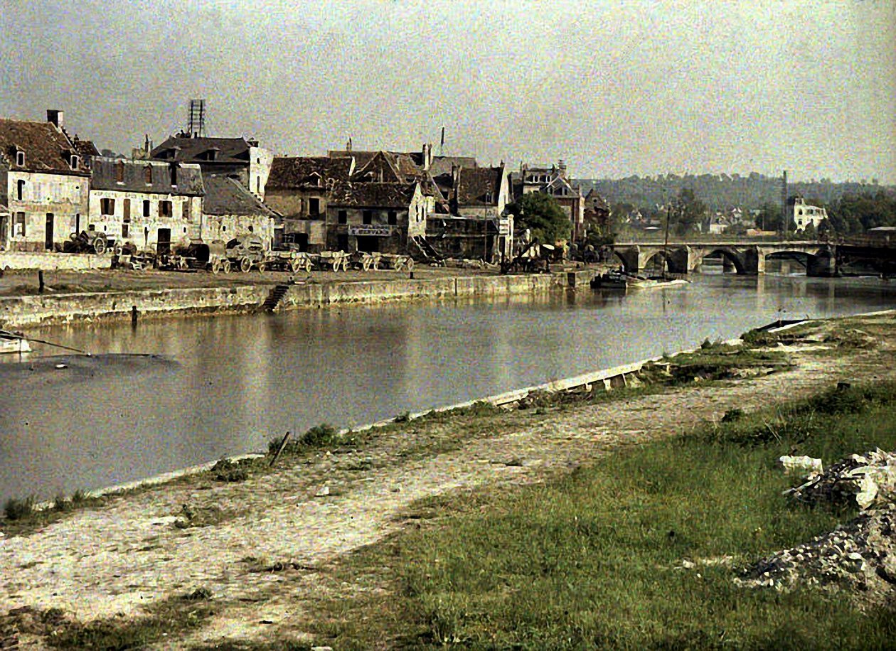 Rzeka Aisne i Pont des Anglais, Soissons, Francja, 1917 (autochrome) autorstwa Fernand Cuville