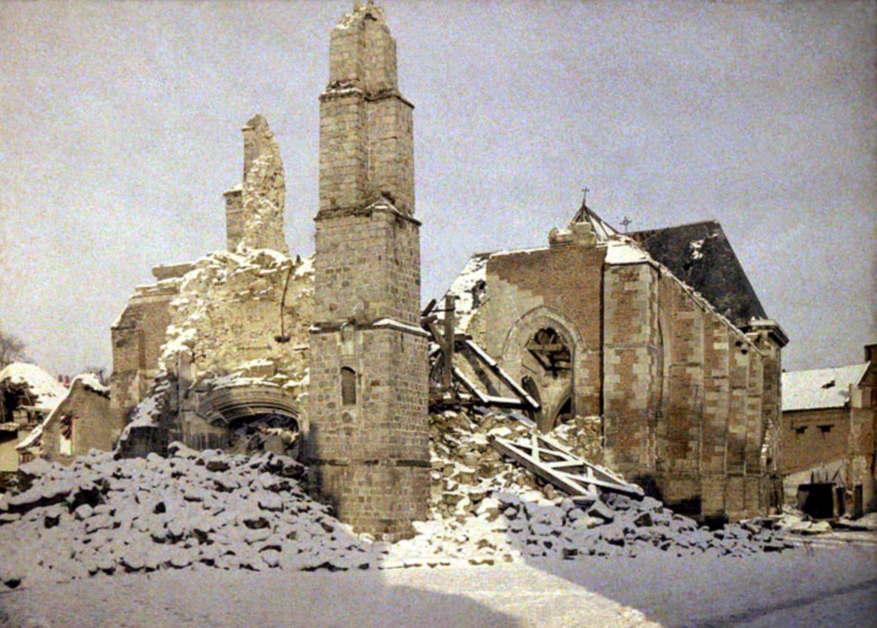 Kościół Saint-Martin, wysadzony w powietrze podczas odwrotu wojsk niemieckich, Chauny, Aisne, Francja, luty 1917 (autochrom) autorstwa Fernand Cuville