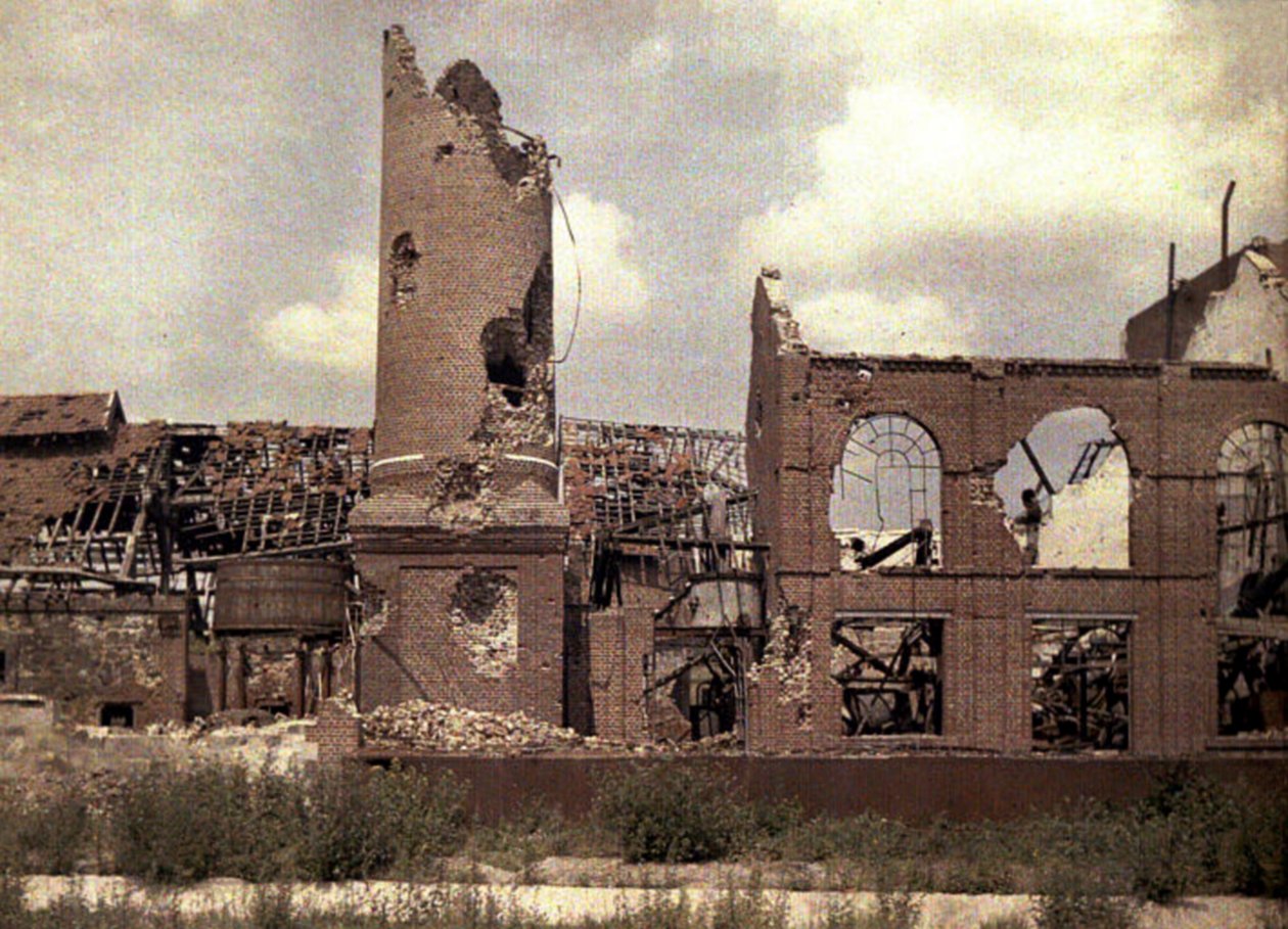 Zniszczona destylarnia po odwrocie Niemców, Bucy-le-Long, Aisne, Francja, 1917 (autochrome) autorstwa Fernand Cuville