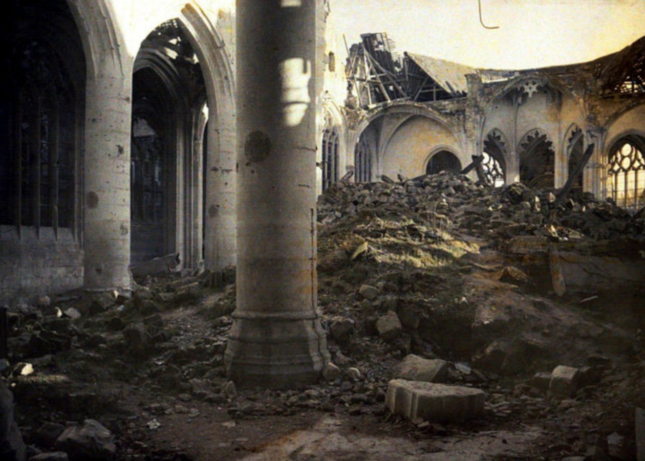 Wnętrze ciężko uszkodzonego kościoła, Roye, Somme, Francja, 1917 (autochrom) autorstwa Fernand Cuville