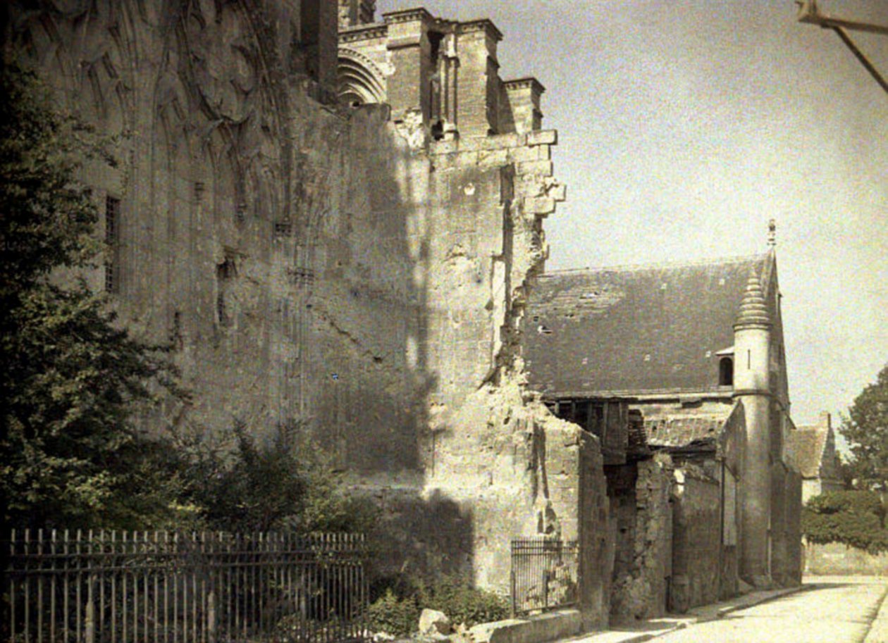 Fasada północna katedry Saint-Gervaise-et-Saint-Protais, rozpoczęta w 1180 i poważnie uszkodzona w czasie wojny, Soissons, Aisne, Francja, 1917 (autochrom) autorstwa Fernand Cuville