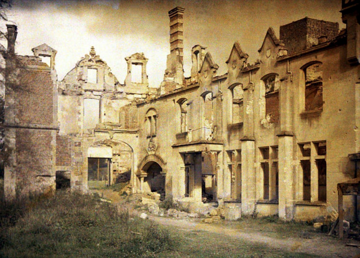 Ruiny zamku po odwrocie Niemców, Noyon, Oise, Francja, 1917 (autochrom) autorstwa Fernand Cuville