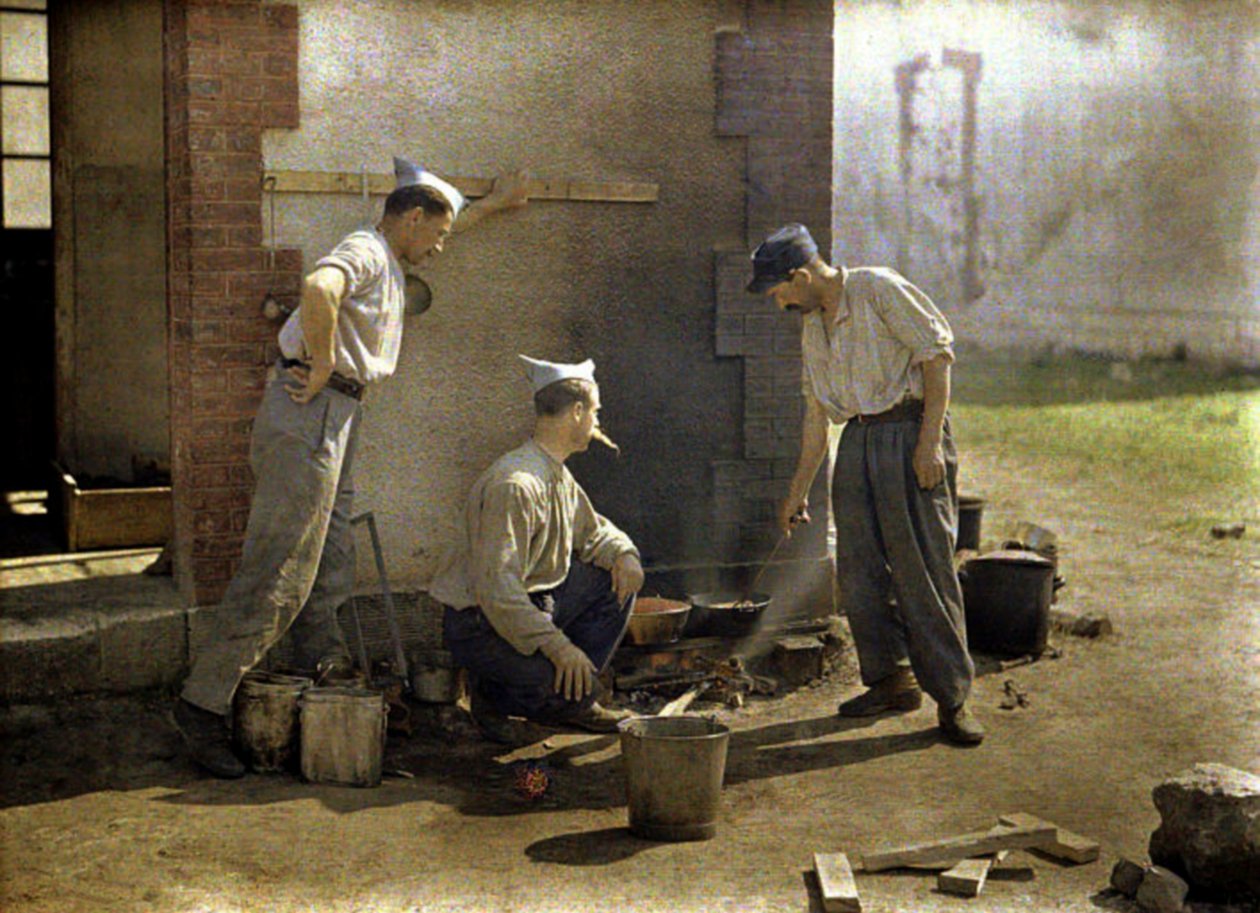 Trzech francuskich żołnierzy gotujących obiad na otwartym ogniu, Soissons, Aisne, Francja, 1917 (autochrome) autorstwa Fernand Cuville