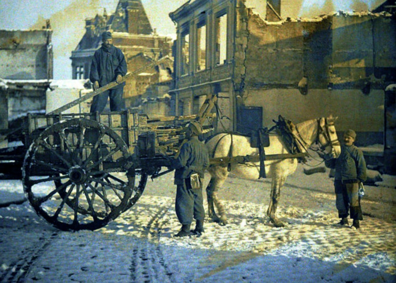 Trzech francuskich żołnierzy na ulicy ze zniszczonymi budynkami, Chauny, Aisne, Francja, 1917 (autochrom) autorstwa Fernand Cuville