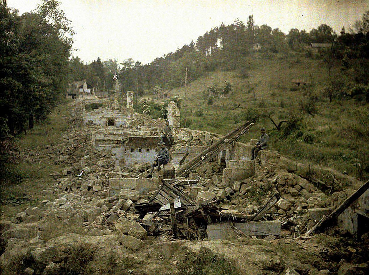 Trzech żołnierzy w ruinach fabryki szkła, Vauxrot, Cuffies, Aisne, Francja, 1917 (autochrome) autorstwa Fernand Cuville