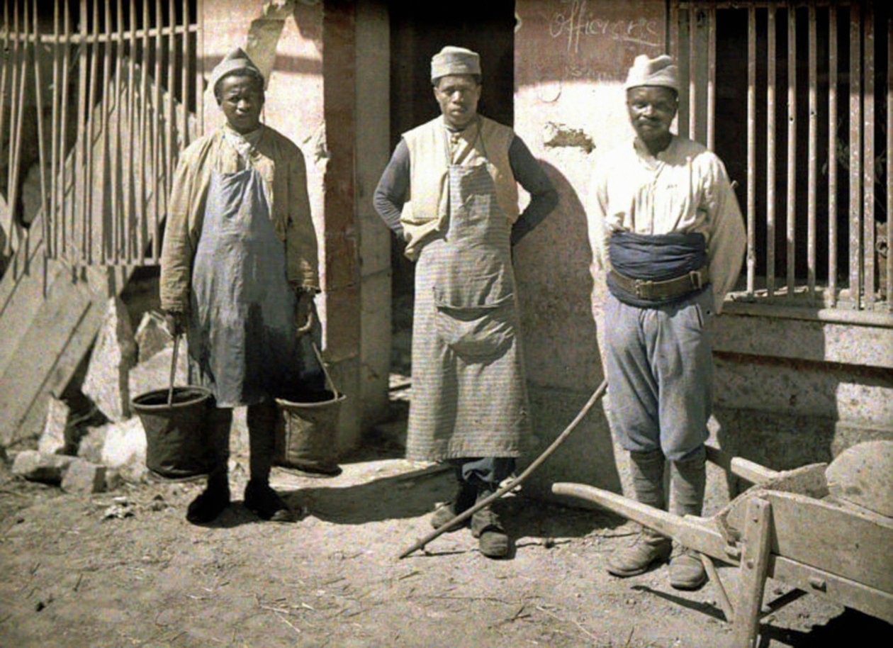 Trzech robotników z Senegalu przed domem, Soissons, Aisne, Francja, 1917 (autochrom) autorstwa Fernand Cuville
