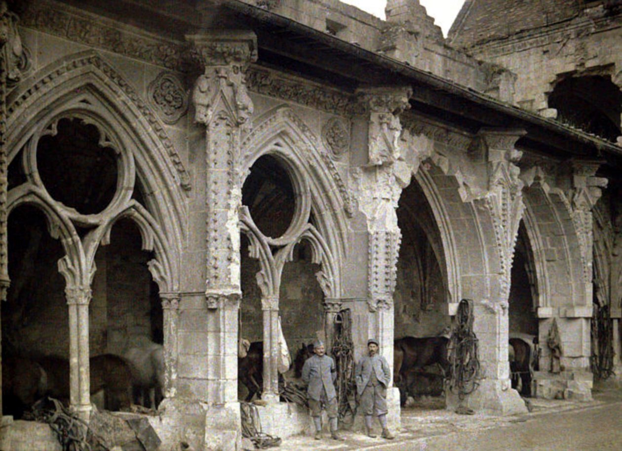 Dwaj francuscy żołnierze i konie w krużganku opactwa Saint-Jean-des-Vignes, mocno zniszczonym przez ostrzał artyleryjski, Soissons, Aisne, Francja, 1917 (autochrom) autorstwa Fernand Cuville