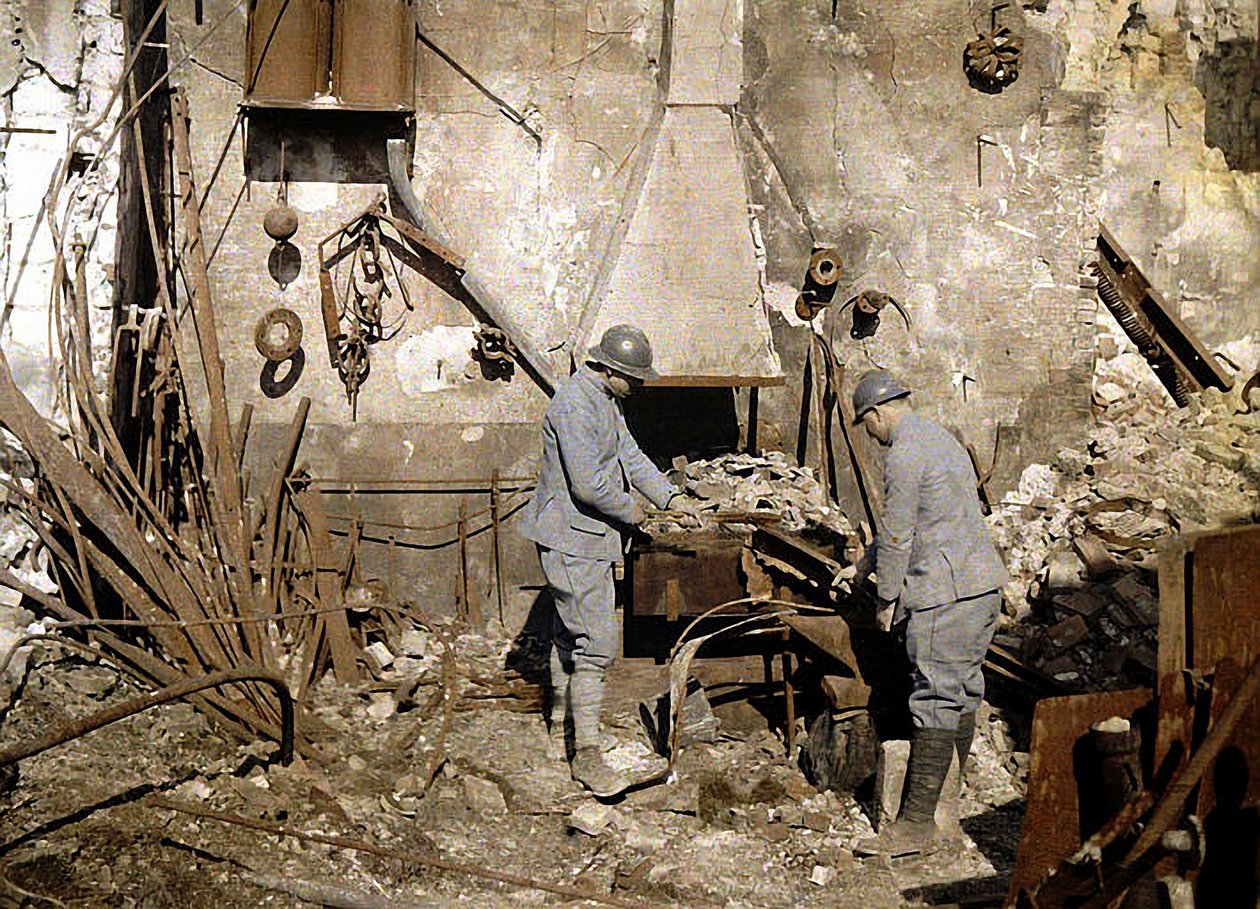 Dwóch francuskich żołnierzy pracujących w kuźni zniszczonej granatami, Reims, Francja, 1917 (autochrom) autorstwa Fernand Cuville