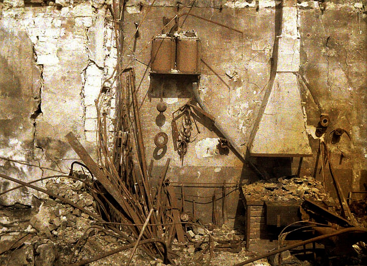Widok kuźni zniszczonej granatami, Reims, Francja, 1917 (autochrome) autorstwa Fernand Cuville
