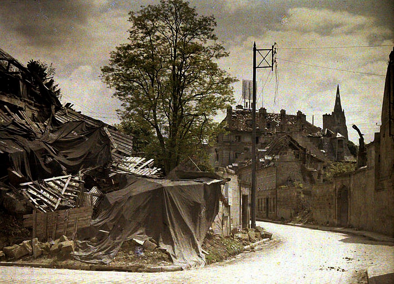 Widok ruin, Soissons, Aisne, Francja, 1917 (autochrome) autorstwa Fernand Cuville