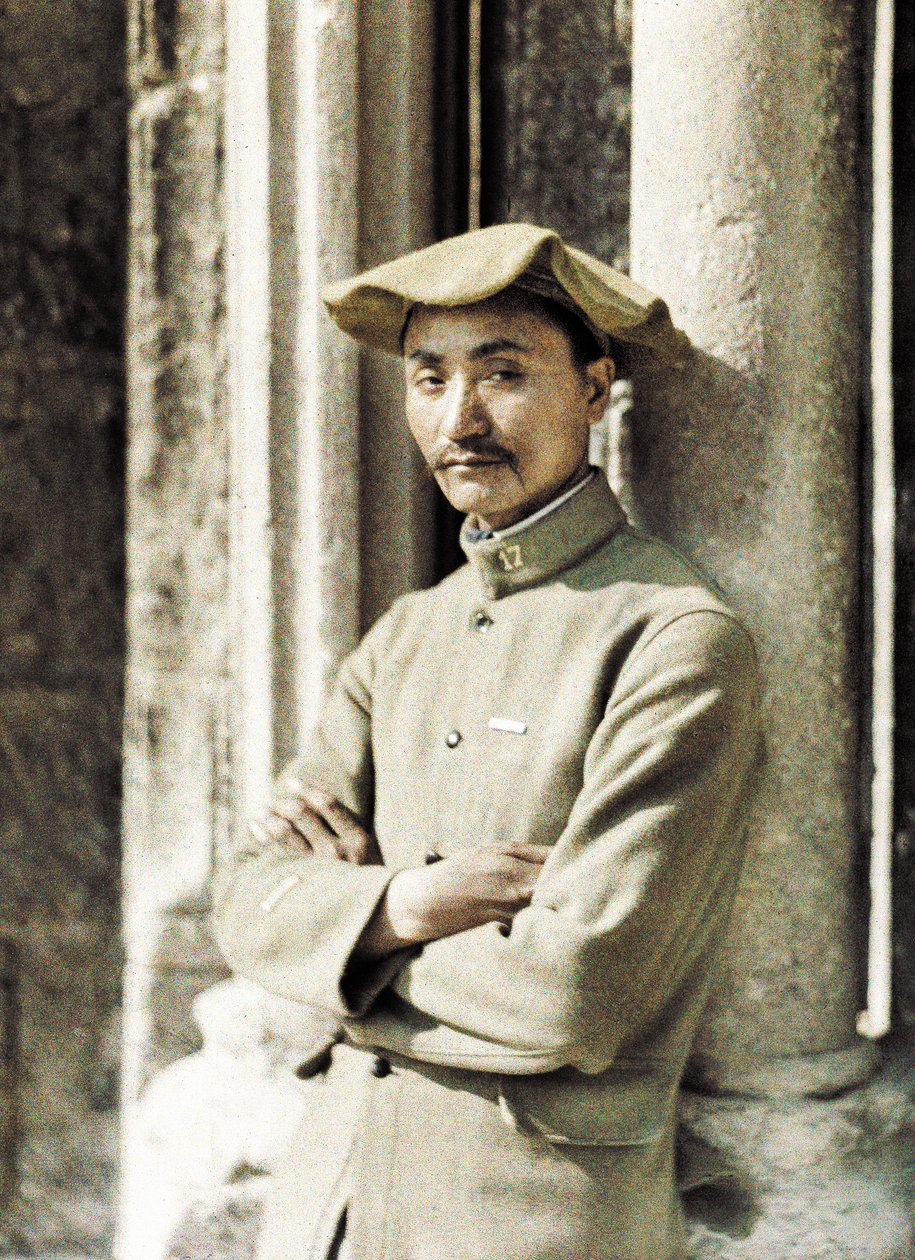 Robotnik z Indochin na froncie zachodnim, Soissons, Aisne, Francja, 1917 (autochrome) autorstwa Fernand Cuville