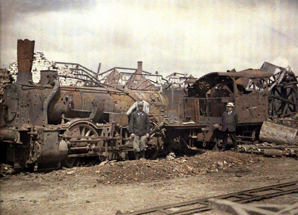 Spalona lokomotywa i wagon kolejowy przed ruinami mocno zniszczonej destylarni Vauxrot, Cuffies, Aisne, Francja, 1917 (autochrome) autorstwa Fernand Cuville