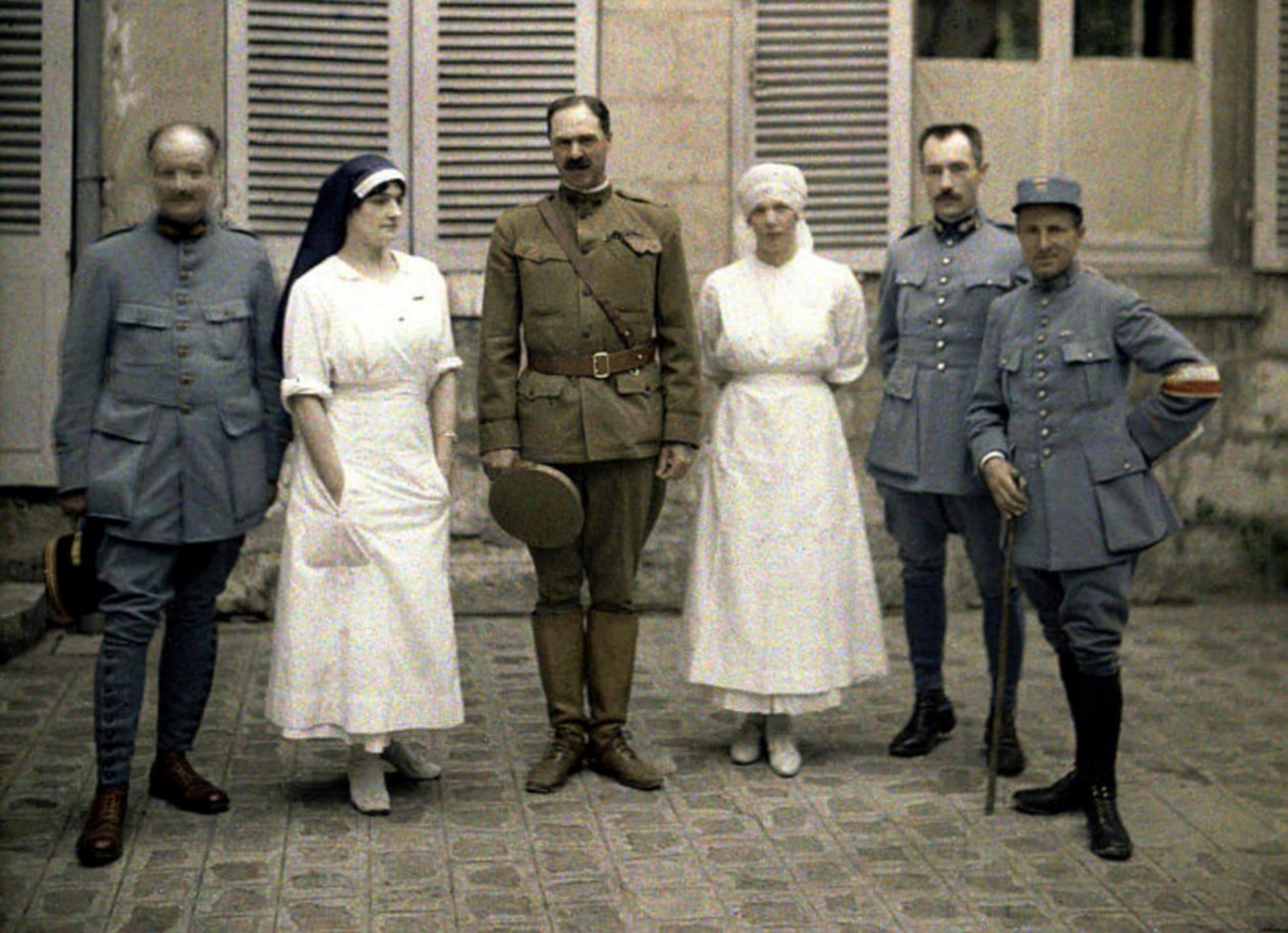Francuscy lekarze wojskowi i pielęgniarki przed szpitalem Saint-Paul, Soissons, Aisne, Francja, 1917 (autochrome) autorstwa Fernand Cuville