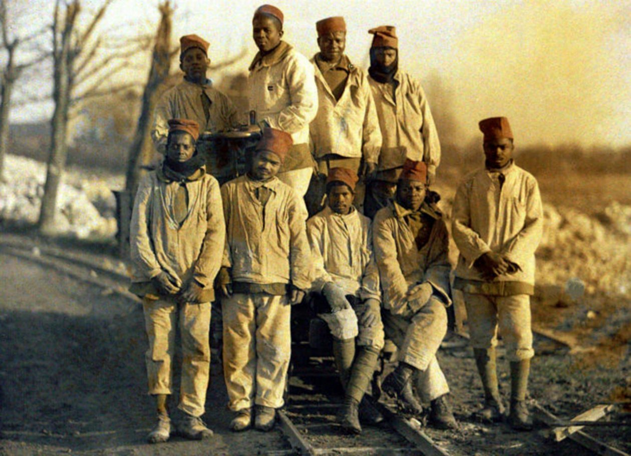 Senegalscy robotnicy z kolejką, Ham, Somme, Francja, 1917 (autochrom) autorstwa Fernand Cuville