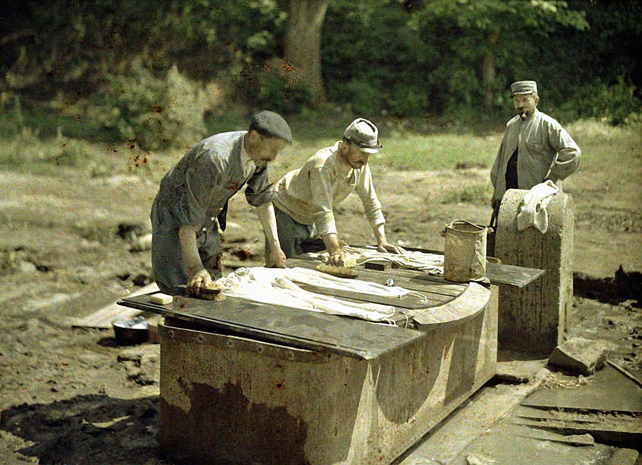Trzech francuskich żołnierzy piorących przy studni, Soissons, Aisne, Francja, 1917 (autochrom) autorstwa Fernand Cuville