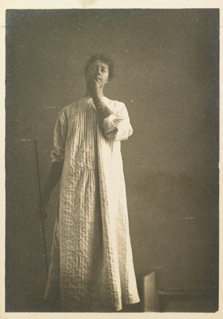 Kobieta w koszuli, ręka przed ustami autorstwa Fernand Khnopff
