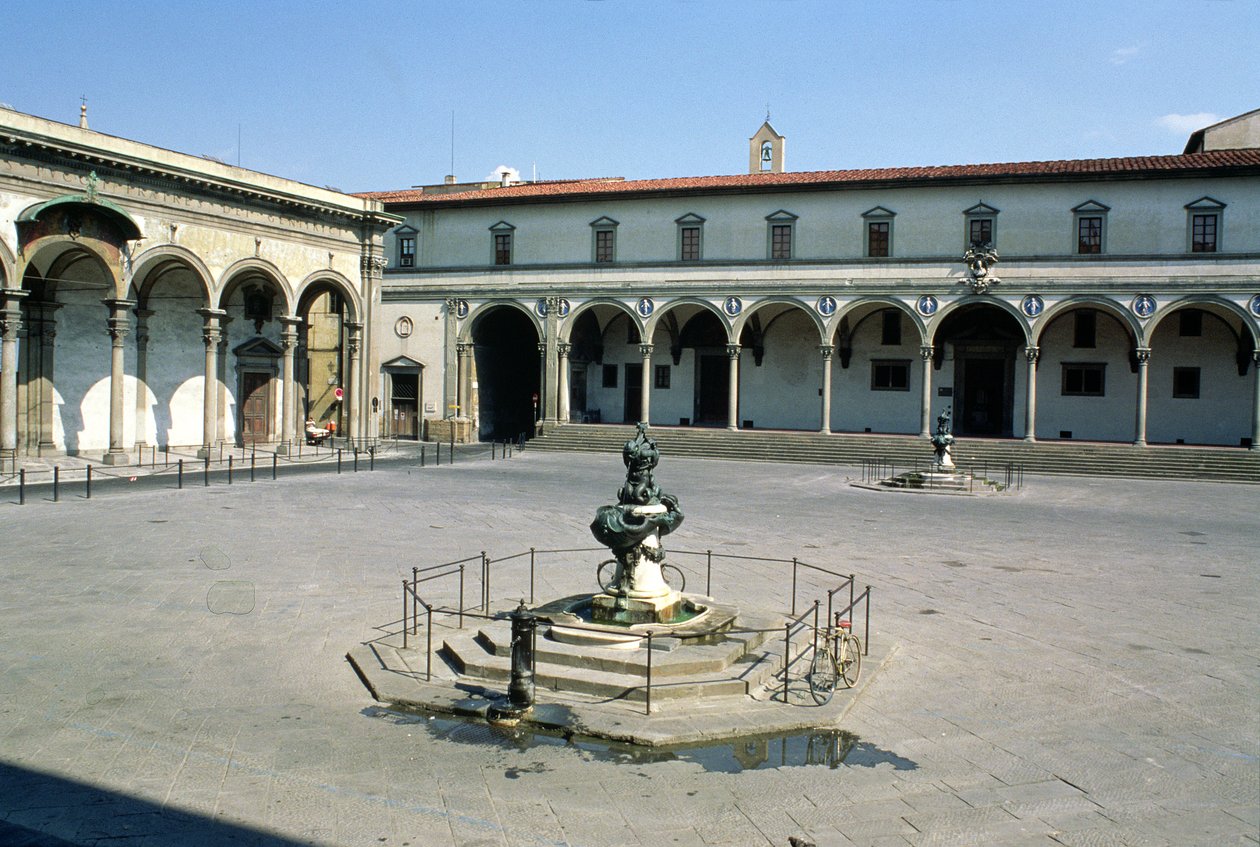 Widok na loggię Ospedale degli Innocenti, zbudowaną ok. 1420 autorstwa Filippo Brunelleschi