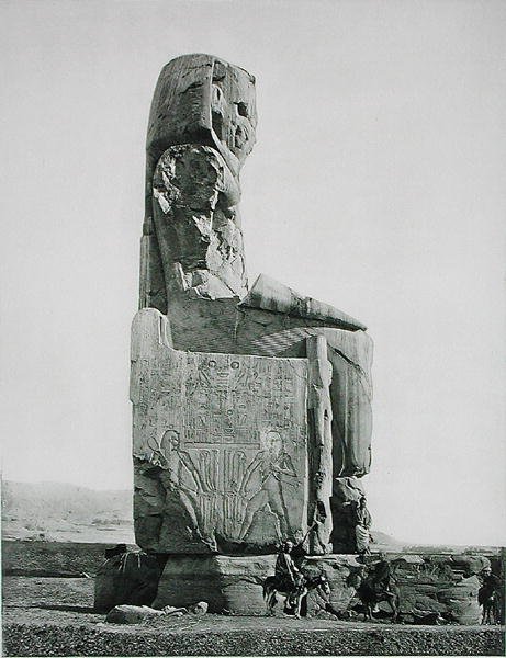 Kolosalny posąg, Świątynia Amenhotepa III (ok. 1417-1379 p.n.e.) Tebach, wyd. ok. 1900 (fotograwiura) autorstwa Fils Goupil