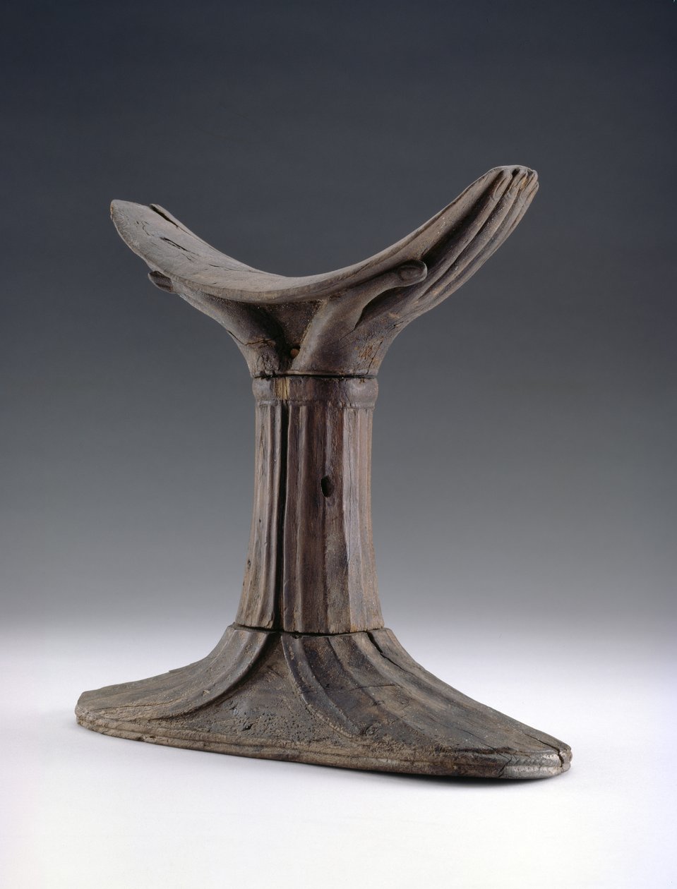 Drewniany zagłówek, nakrycie głowy rzeźbione w kształcie pary złożonych dłoni z drewna autorstwa First Intermediate Period Egyptian