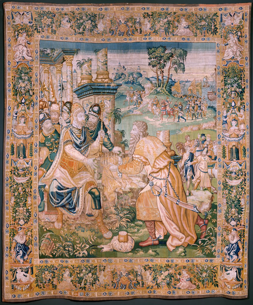 Flamandzki gobelin. Aleksander otrzymuje koronę (Aleksander otrzymuje koronę). Atelier Oudenaarde. 384x316cm. Inw (83024)-5 / 00009. XVII wiek. autorstwa Flemish School