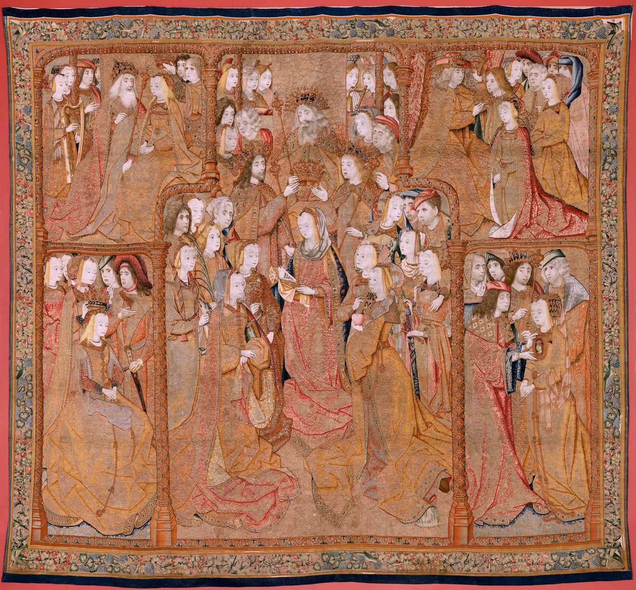 Flamandzki gobelin. Seria Nabożeństwo do Matki Bożej czyli Złote płótna. Koronacja Dziewicy (La Coronación de la Virgen). Czwarty gobelin w serii. Rysownik modelowy z kręgu Colyna de Cotera. Manufaktura Pieter van Aelst, Bruksela. Około 1500-15 autorstwa Flemish School