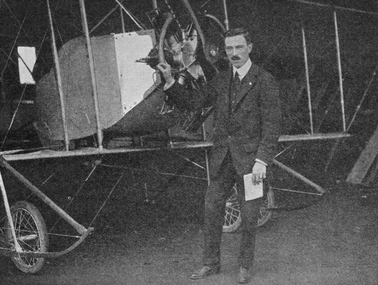 Jeden z najlepszych instruktorów: Lewis WF Turner przy dwupłatowcu treningowym Caudron, 1913 1934 autorstwa Flight Photo