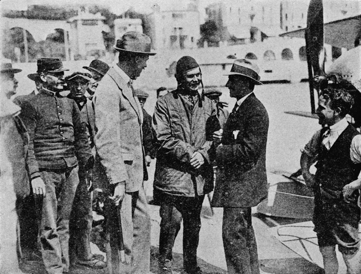 Trofeum Schneidera: Howard Pixton rozmawia z Jacquesem Schneiderem po swoim zwycięstwie, 1914 1934 autorstwa Flight Photo