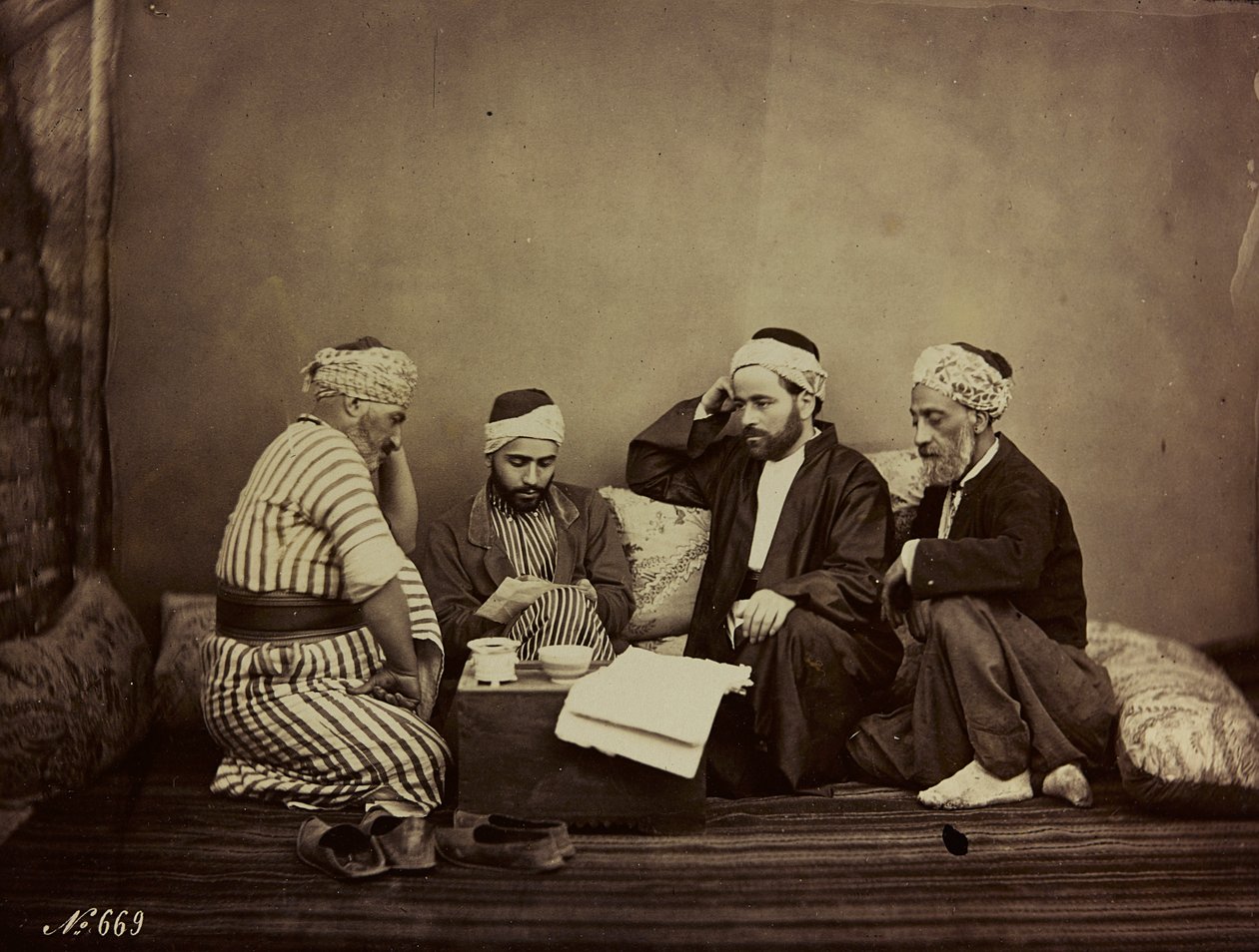 Album Damas et Baalbek: Grupa Syryjczyków siedzących wokół stołu autorstwa Félix Bonfils