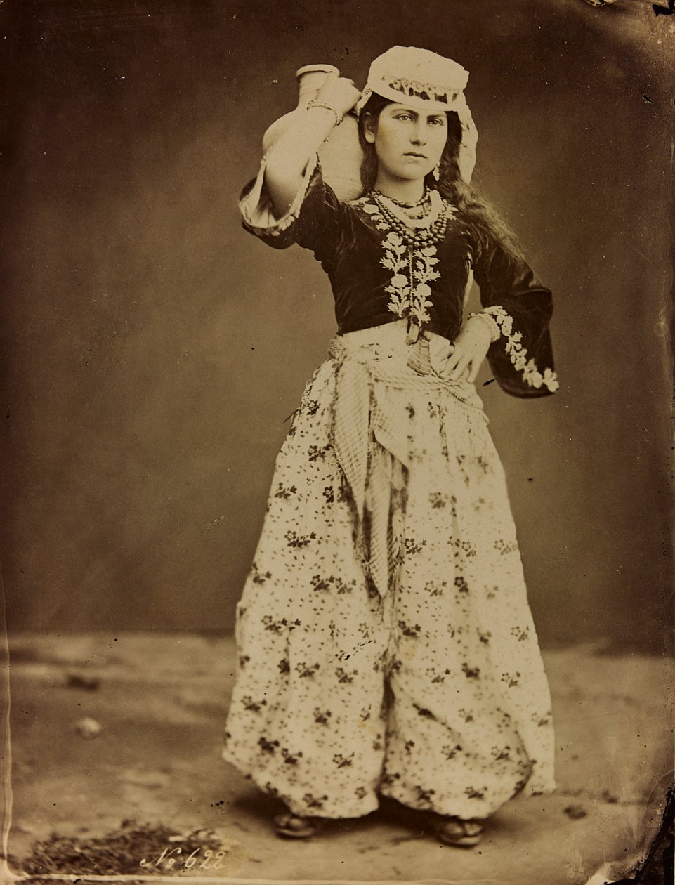 Album Damas et Baalbek: Młoda syryjska kobieta w tradycyjnych strojach autorstwa Félix Bonfils
