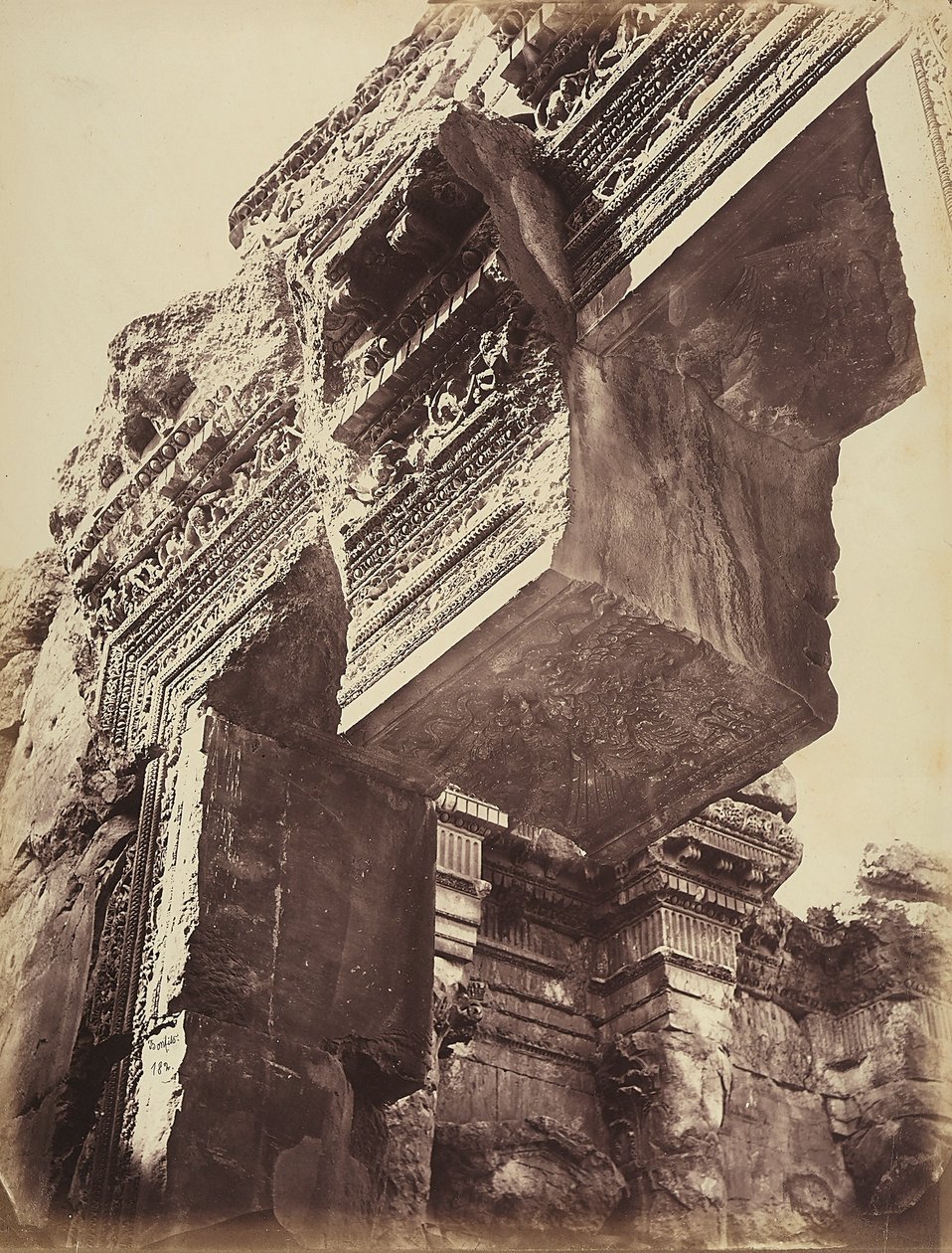Szczegół wejścia do świątyni, w strefie archeologicznej Heliopolis lub Baalbek, starożytne miasto syryjskie, obecnie Liban autorstwa Félix Bonfils