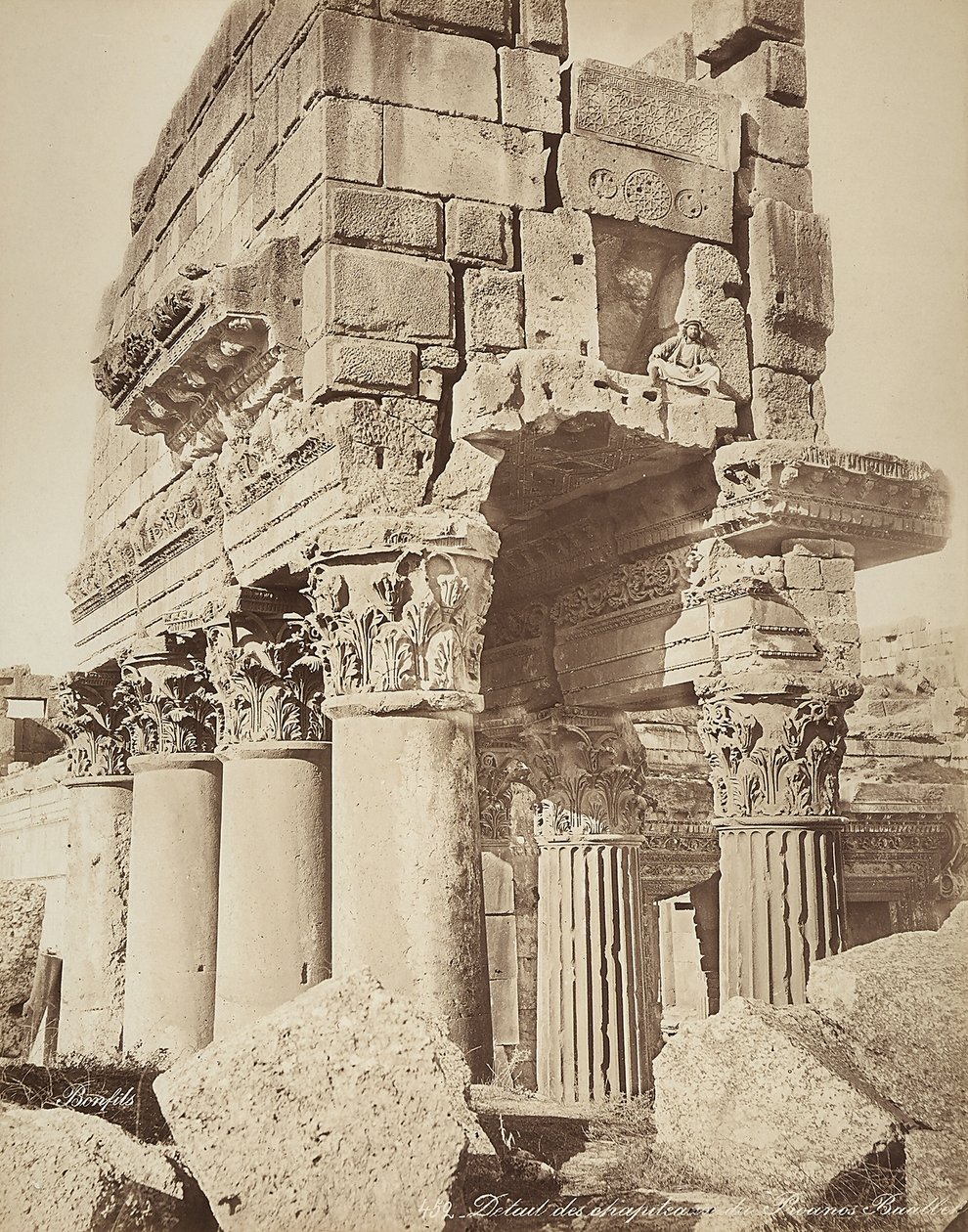 Szczegół pronaos świątyni Bachusa, w strefie archeologicznej Heliopolis lub Baalbek, starożytne miasto syryjskie, obecnie Liban autorstwa Félix Bonfils